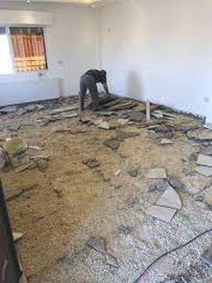 عامل شغل تكسير جدار الدمام